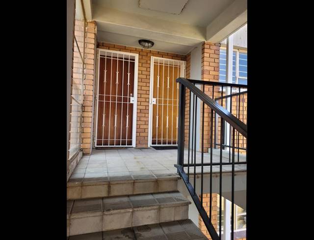 2 BEDROOM PROPERTY TO RENT IN MALVERN EAST